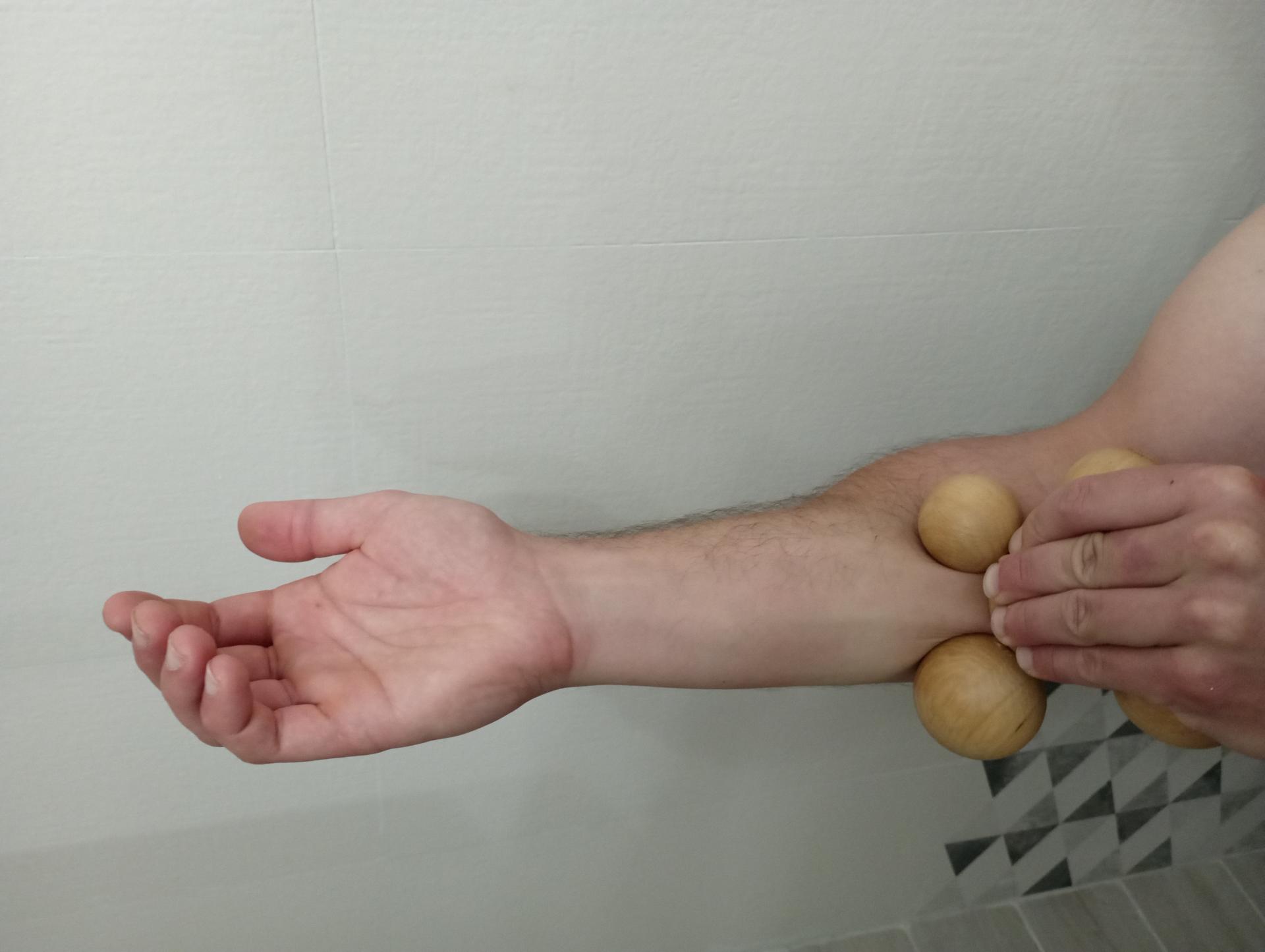 Boulado corps taille l sur avant bras avec deux boules differentes
