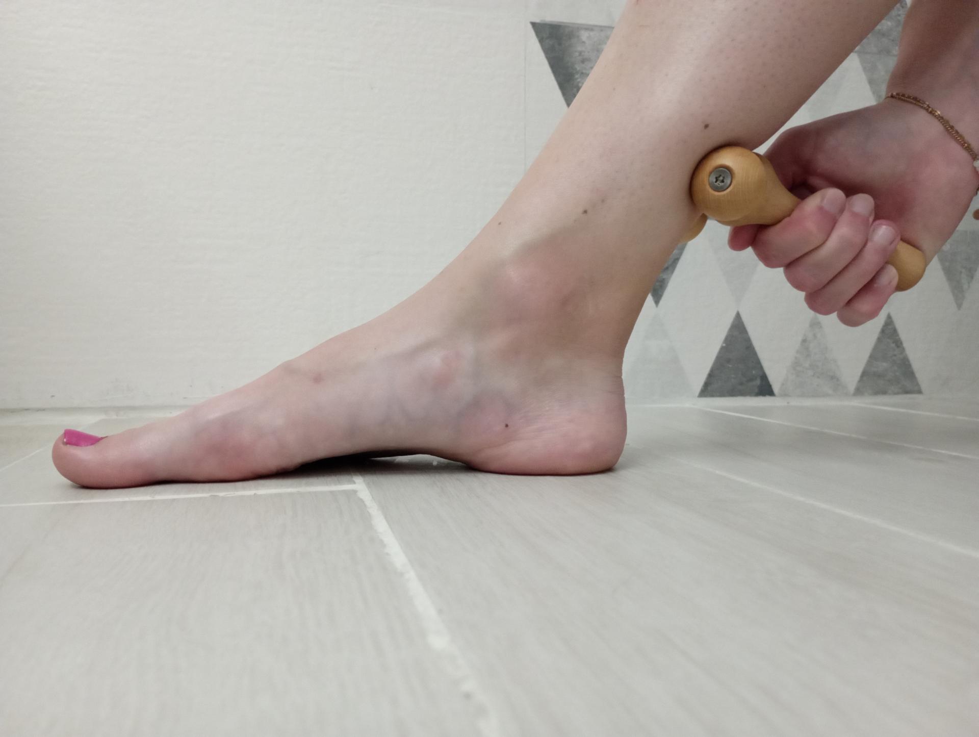 Palpeur moyens Doux perpendiculaire au tendon d'Achille