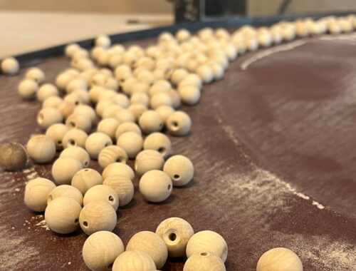 Boule de bois de charme dans la ponceuse