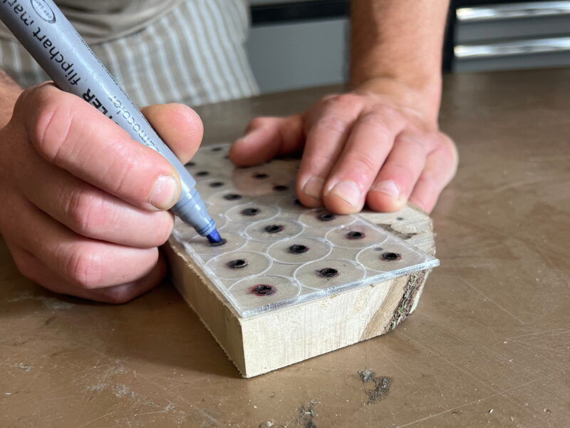 Traçage de l'emlacement des boules au marqueur avant perçage